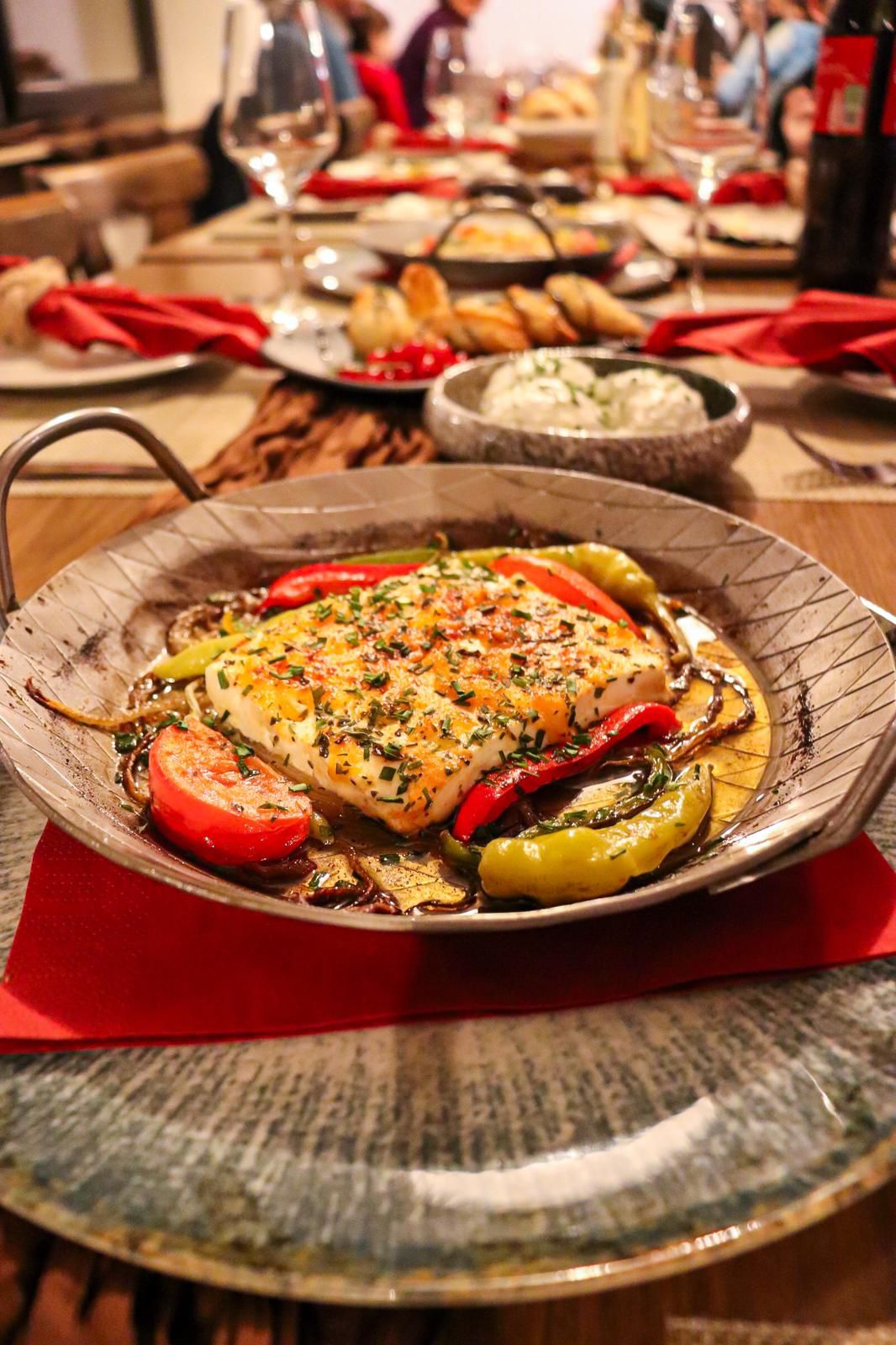 Gedeckter Tisch mit mehreren griechischen Vorspeisen — Restaurant Omega, Ludwigshafen am Rhein