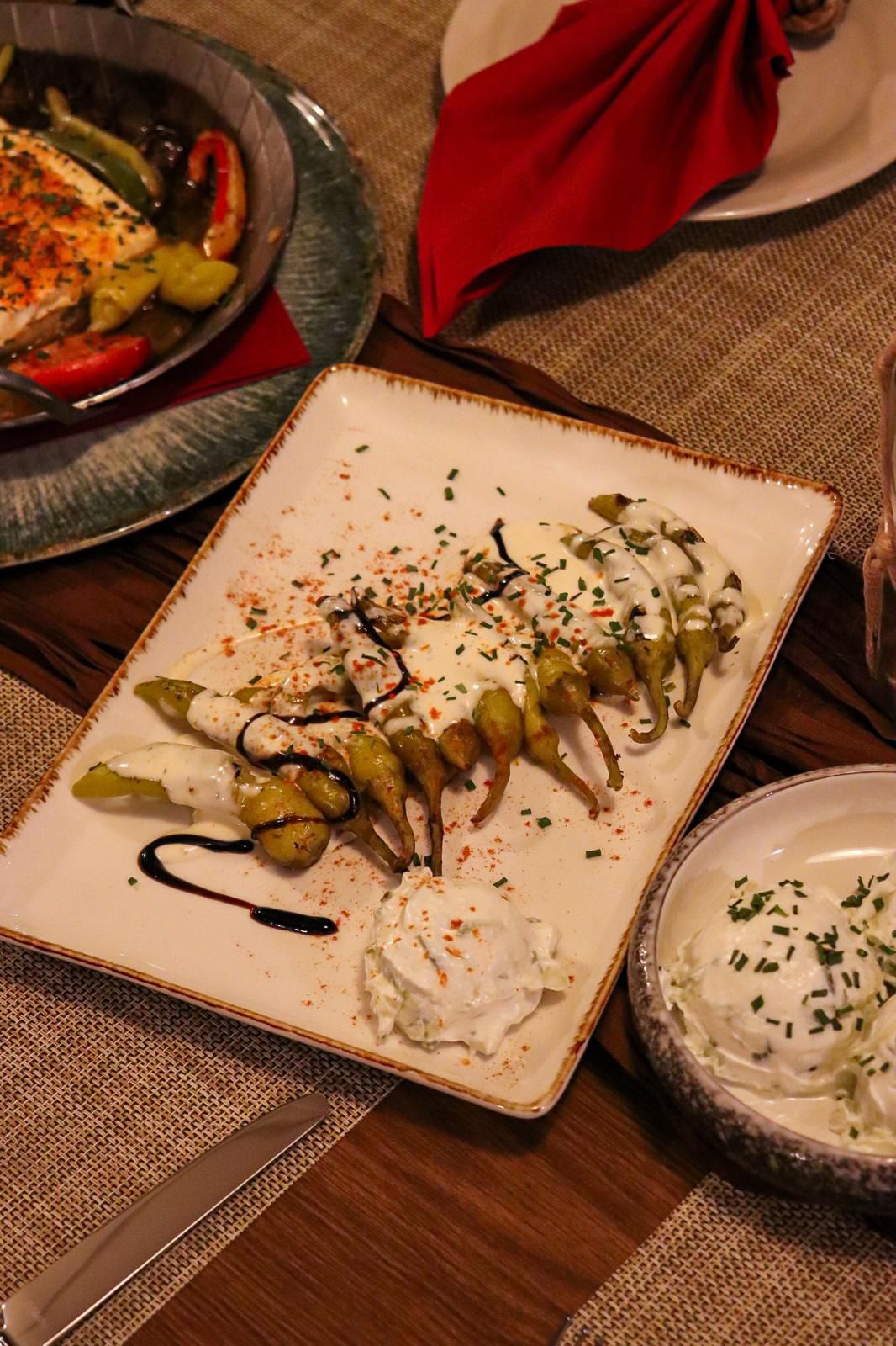 Griechische Vorspeisen mit Dips auf einem Holzbrett — Restaurant Omega, Ludwigshafen am Rhein