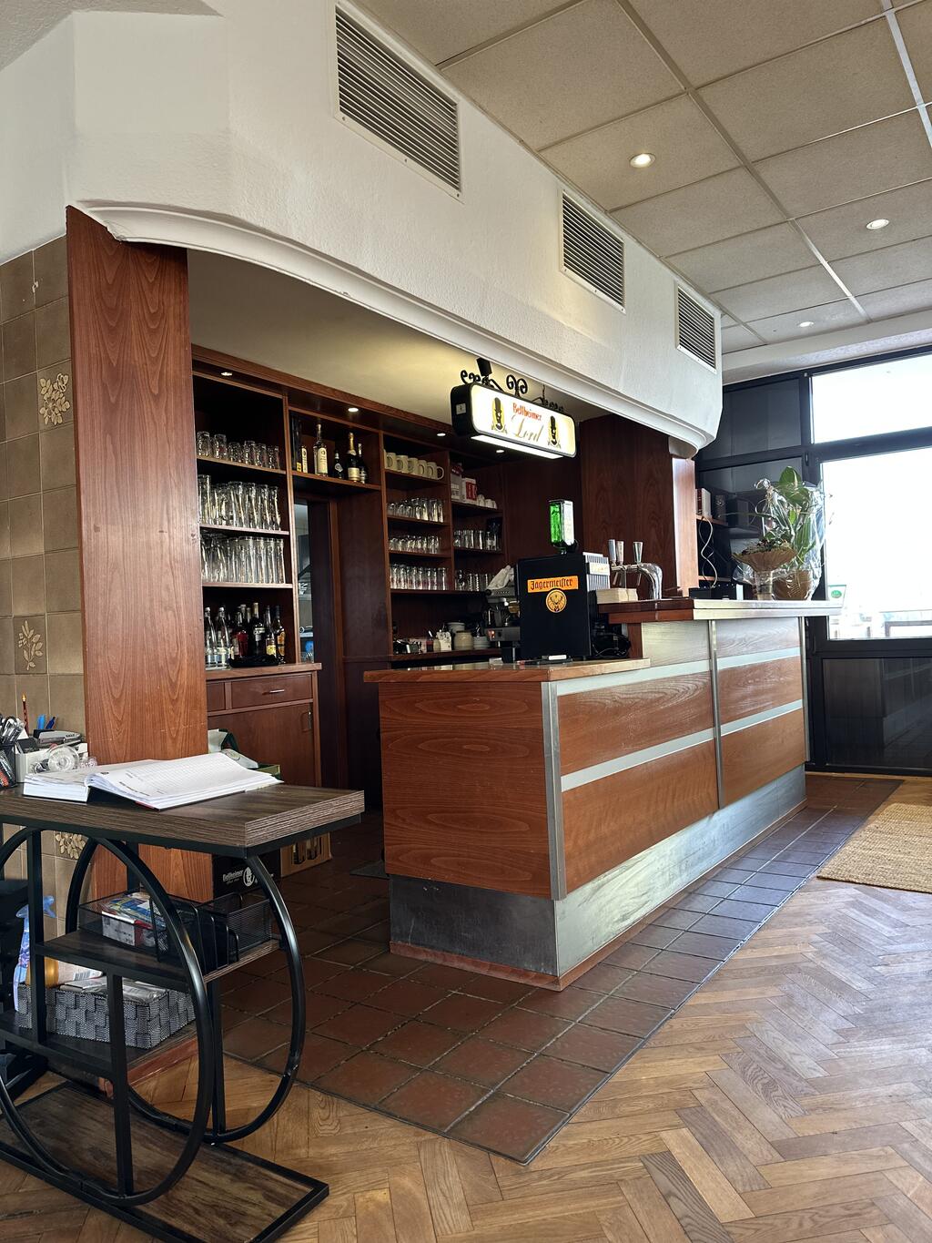 Gastraum mit Theke und Fischgrätparkett — Restaurant Omega, Ludwigshafen am Rhein