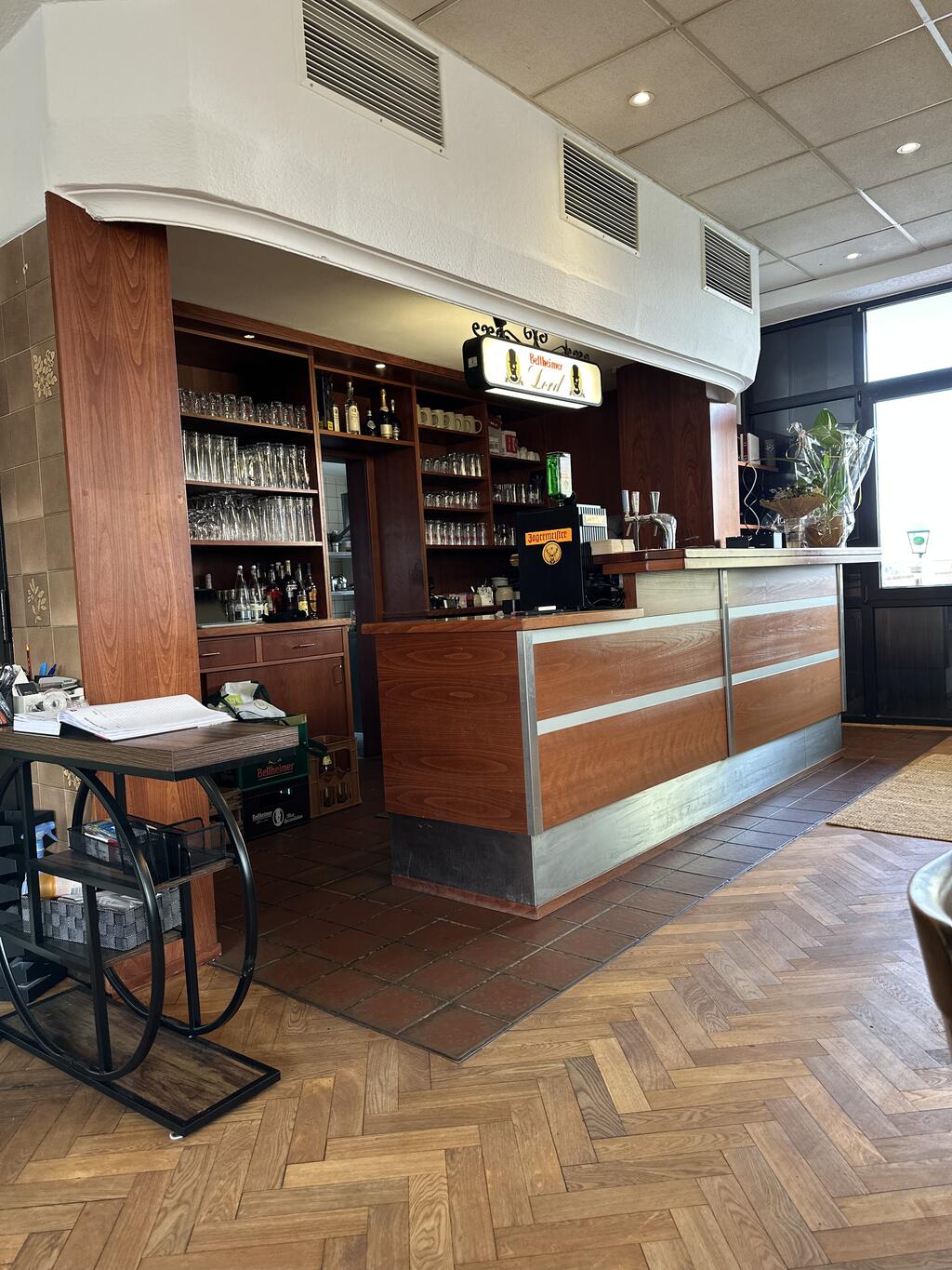 Bar mit Weinregal im Gastraum — Restaurant Omega, Ludwigshafen am Rhein