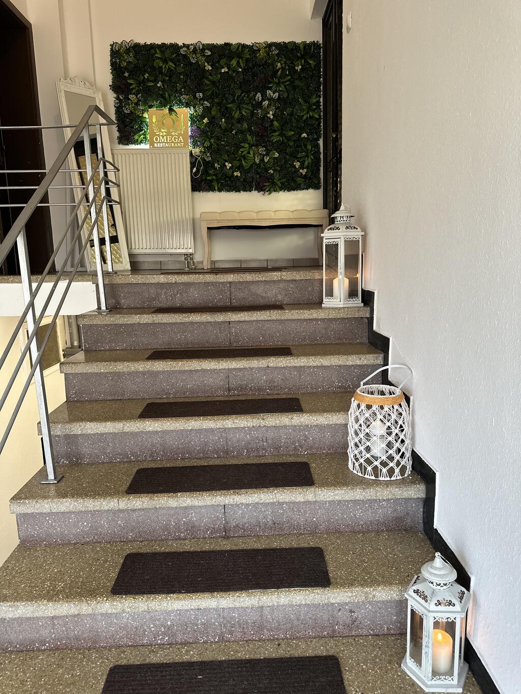 Treppenaufgang mit begrünter Wand — Restaurant Omega, Ludwigshafen am Rhein