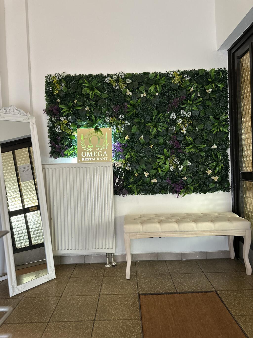 Eingangsbereich mit Pflanzenwand und Sitzbank — Restaurant Omega, Ludwigshafen am Rhein