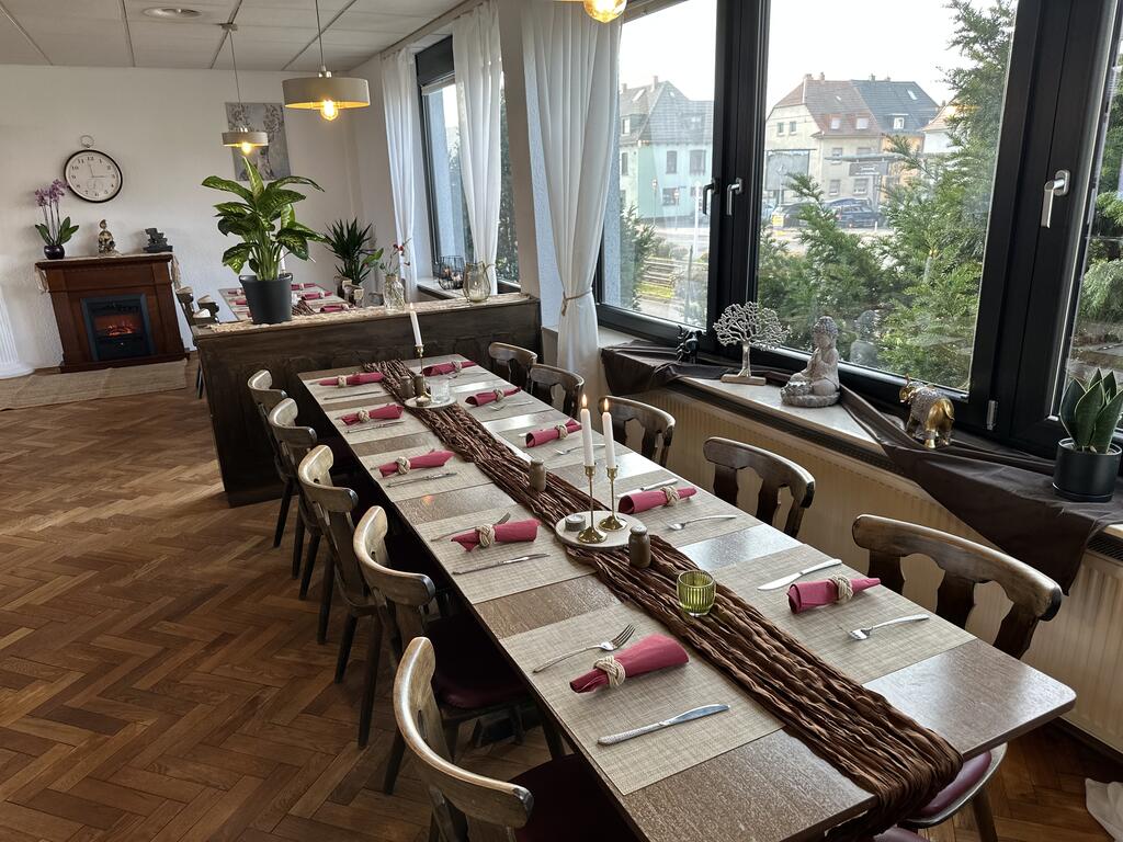 Lange gedeckte Tafel am Fenster — Restaurant Omega, Ludwigshafen am Rhein