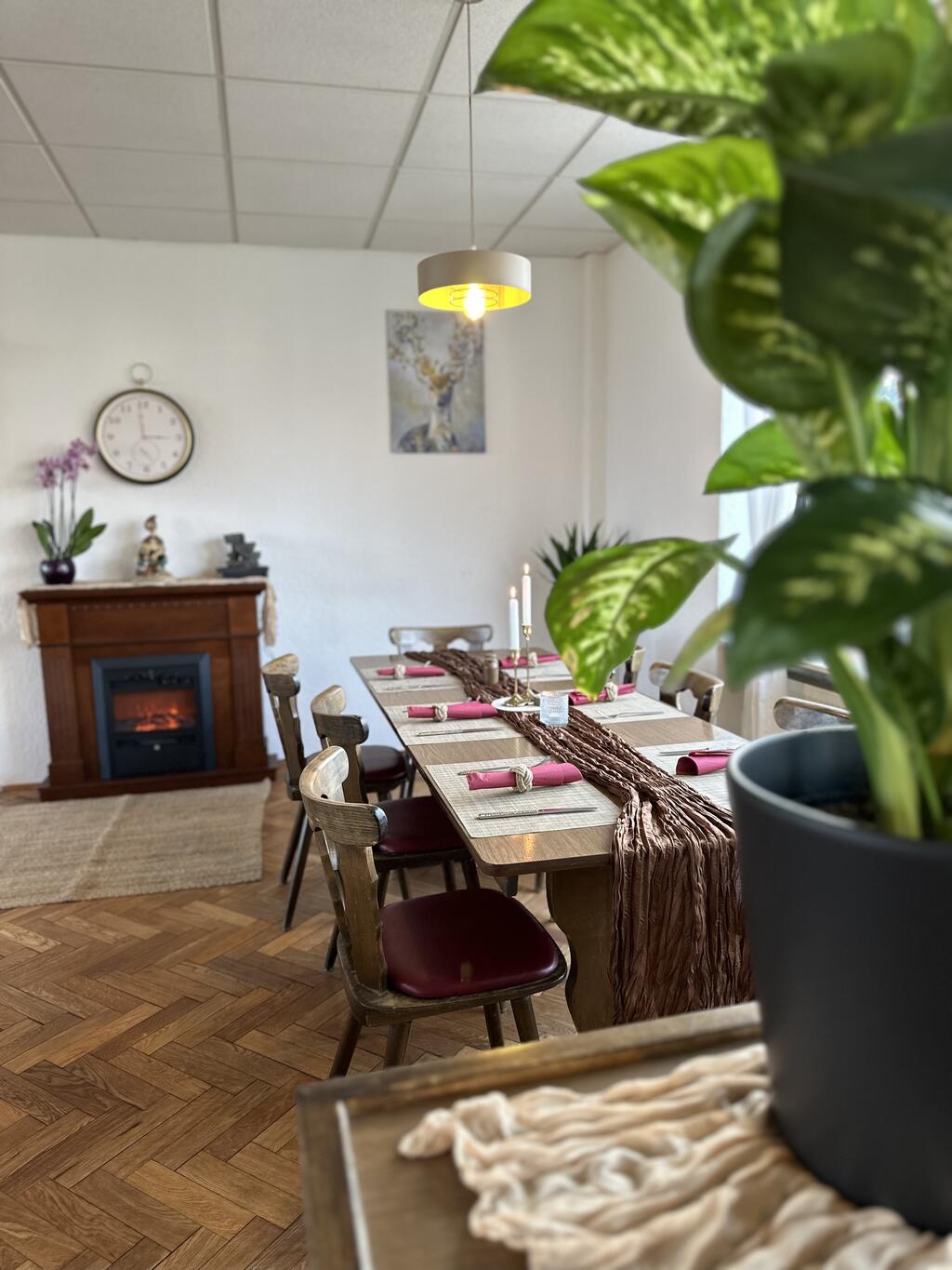Gedeckte Tische mit Zimmerpflanze im Gastraum — Restaurant Omega, Ludwigshafen am Rhein