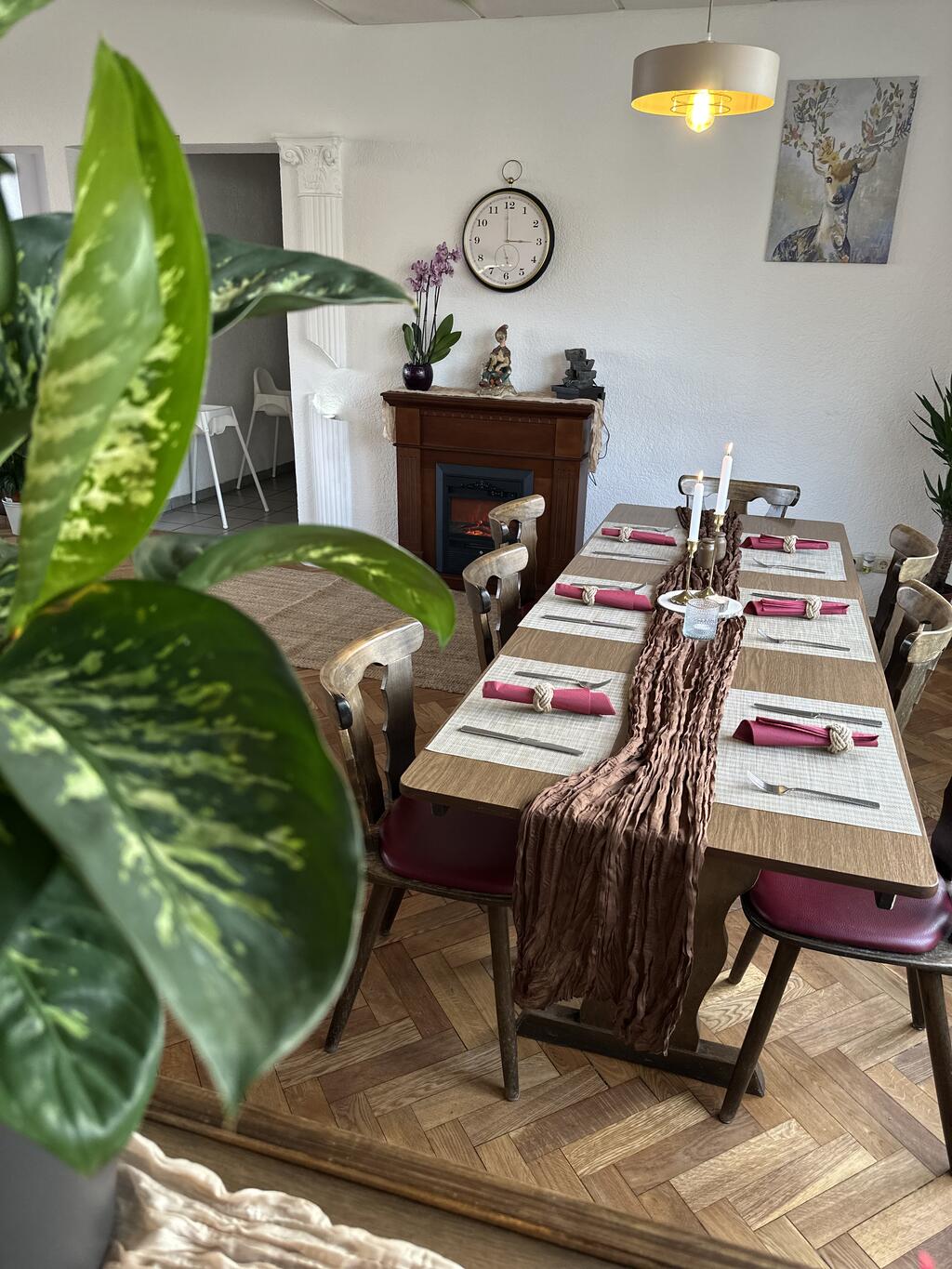 Gedeckte Tische im hellen Gastraum — Restaurant Omega, Ludwigshafen am Rhein