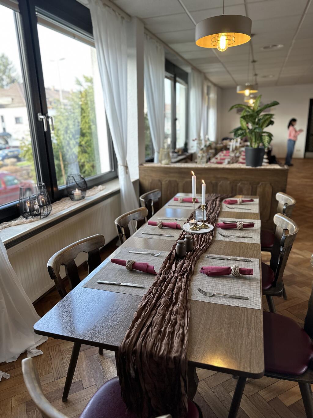 Gedeckte Tafel an der Fensterfront — Restaurant Omega, Ludwigshafen am Rhein