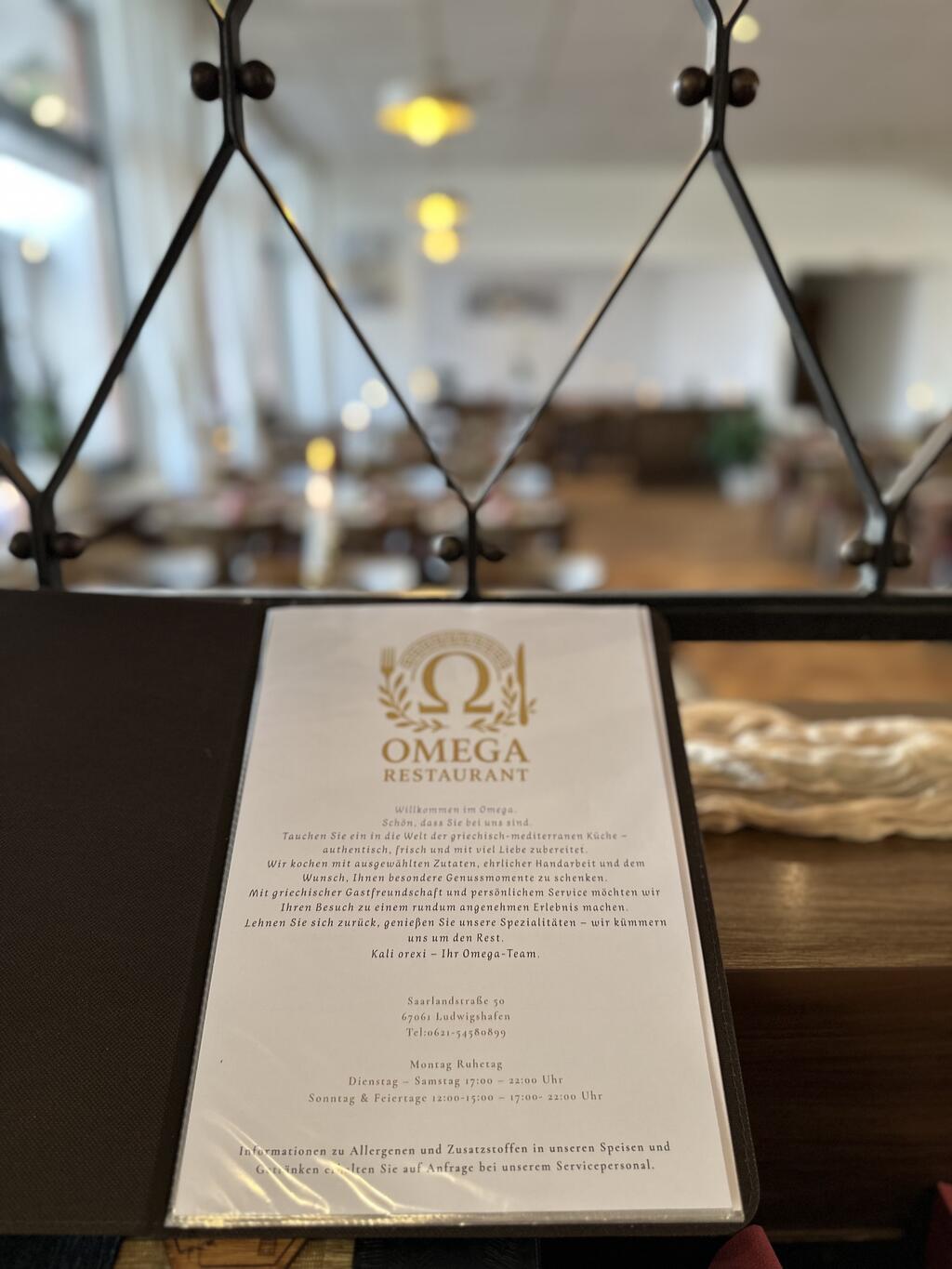 Speisekarten-Aufsteller mit dem Omega-Logo — Restaurant Omega, Ludwigshafen am Rhein