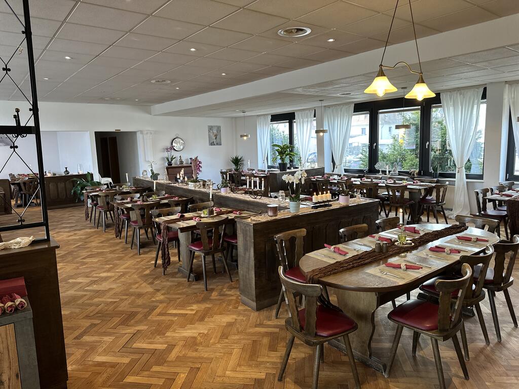 Großer Saal mit gedeckten Tischen für Feiern — Restaurant Omega, Ludwigshafen am Rhein