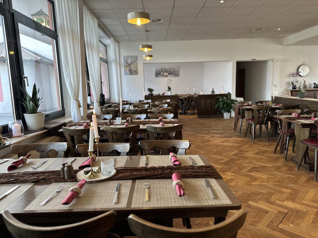 Heller Veranstaltungssaal mit gedeckten Tischen — Restaurant Omega, Ludwigshafen am Rhein