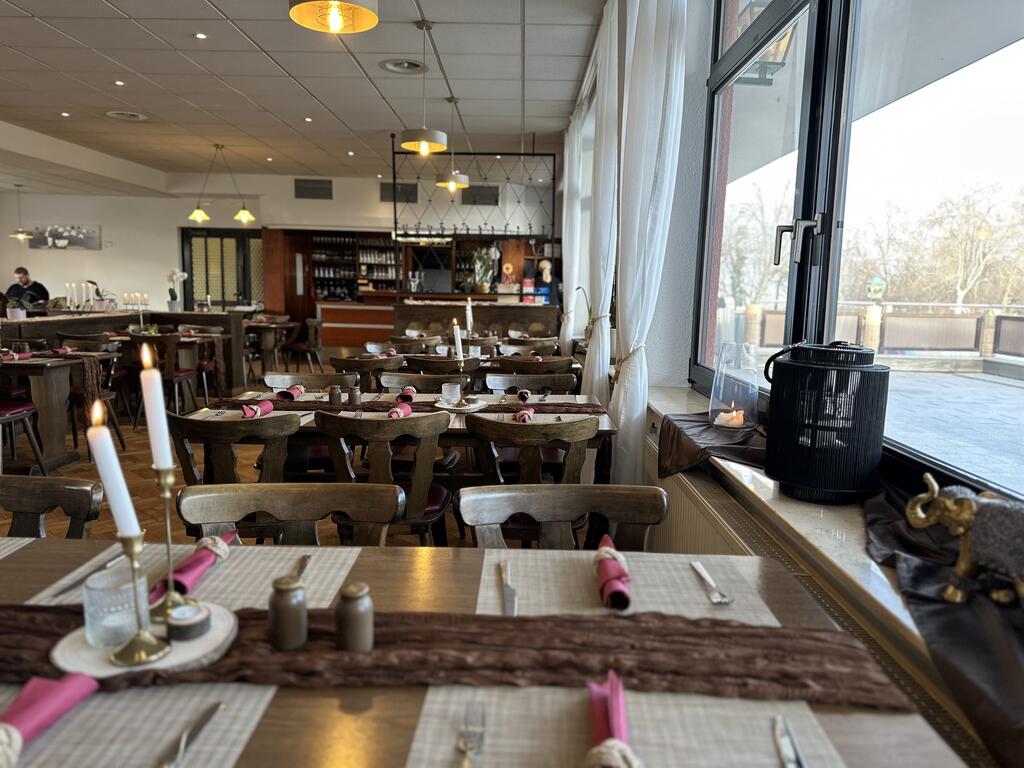 Gastraum mit großer Fensterfront — Restaurant Omega, Ludwigshafen am Rhein