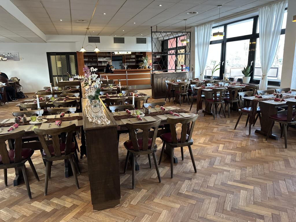 Gastraum mit Fischgrätparkett und Bar — Restaurant Omega, Ludwigshafen am Rhein