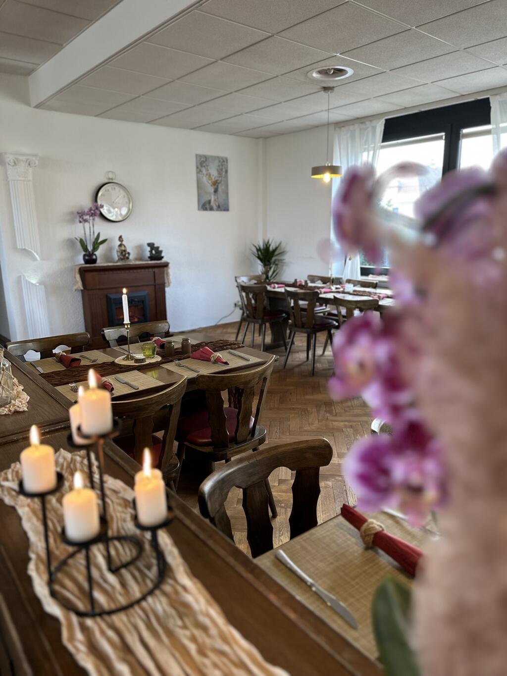 Gedeckter Tisch mit Kerzen und Blütendekoration — Restaurant Omega, Ludwigshafen am Rhein